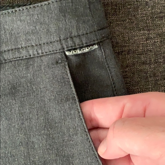 Boys Volcom shorts - Picture 2 of 5